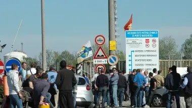 Un presidio dei lavoratori della Vinyls in cassa integrazione