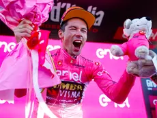 La gioia di Roglic in rosa sul Lussari