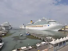 Una panoramica totale di Costa Fascinosa all'ormeggio sul molo 107 della stazione marittima di Venezia: stamattina, 5 maggio 2012, la nuova ammiraglia di Costa Crociere sarà presentata alla stampa. ANSA/ANDREA MEROLA