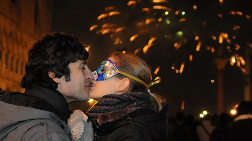 FRANCICA VENEZIA 01.01.2010.- CAPODANNO LOVE 2010. PIAZZA SAN MARCO. ACQUA ALTA.- INTERPRESS