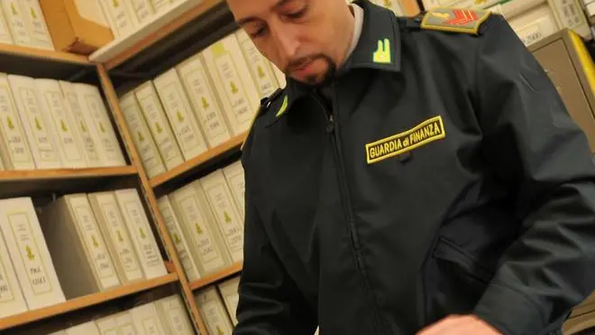 Militari della Guardia di Finanza lavorano sui faldoni che riguardano le indagini relative al mondo del Calcio, con l'obiettivo di verificare preventivamente le modalita' di tassazione Iva sulle vendite dei calciatori. Un tavolo - secondo quanto ha appreso l'Ansa - si e' aperto tra il direttore delle Entrate, Attilio Befera e i presidenti della Lega Maurizio Beretta e della Federcalcio, Giancarlo Abete. ANSA / FRANCO SILVI
