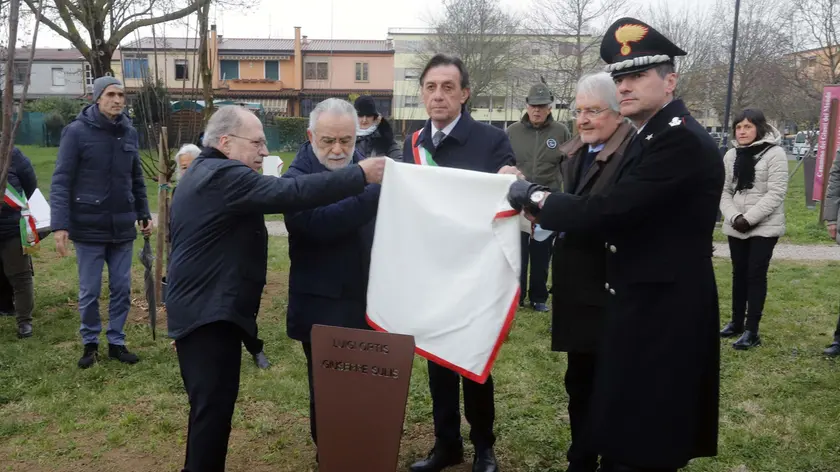 La scopertura di una delle otto stele dedicate ai nuovi Giusti, nel Giardino di Padova (foto Bianchi)