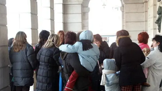 Chioggia: manifestazione davanti al municipio delle mamme dei bambini che frequentano la scuola materna di via Domenico Schiavo manifestazione mamme