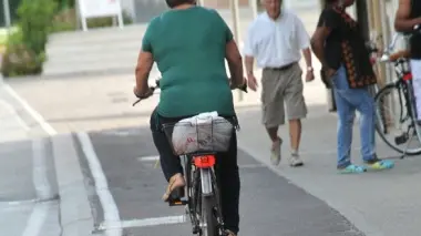 La pista ciclabile di via Zappetti pericolosa per le buche e i rialzi