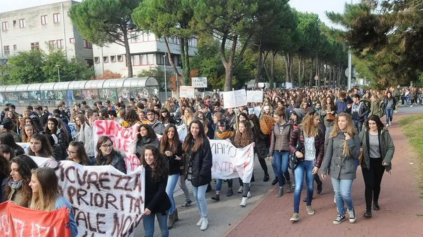 SAN DONA' DI P. - DINO TOMMASELLA - COLUCCI- SCIOPERO STUDENTI DEL LICEO MONTALE - PARTENZA DEL CORTEO DALLA CITTADELLA SCOLASTICA