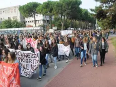 SAN DONA' DI P. - DINO TOMMASELLA - COLUCCI- SCIOPERO STUDENTI DEL LICEO MONTALE - PARTENZA DEL CORTEO DALLA CITTADELLA SCOLASTICA