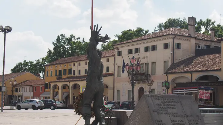 Porcile Lorenzo /Piazza Martiri della libertà, Mirano/Morsego/ vedute della piazza e del muniucipio di Mirano