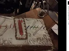 La torta con la scritta Ss attorno al simbolo fascista