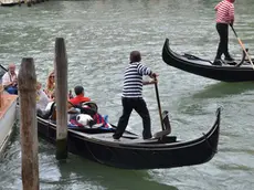 Interpress/Mazzega Venezia, 20.06.2016. Vaporino ACTV linea 2 Atraccato a Rialto direzione Piazzale Roma in marcia Avanti.- Gondolieri in difficoltà