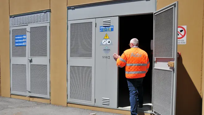 tecnico Actv che entra nella cabina Enel