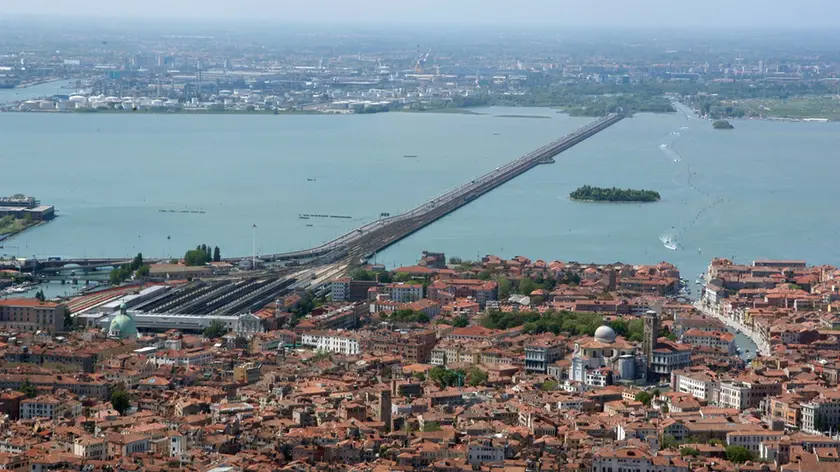 Interpress/Mazzega Venezia, 22.04.2015.- FOTO AEREE Nella foto Venezia e Ponte della Libertà