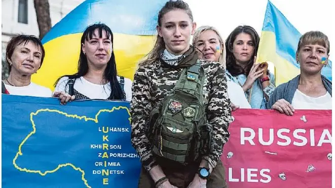 Giulia Schiff con alcune donne ucraine: la veneziana è l’unica donna nella lista nera di Putin