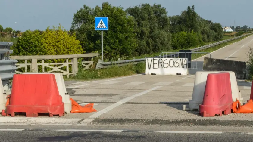 Uno dei new jersey con la scritta “Vergogna” apparso all’innesto chiuso con la Sp 62