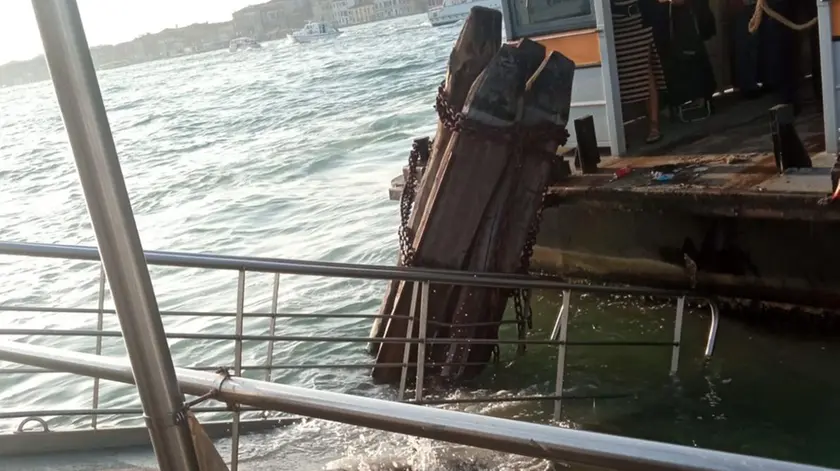 L’imbarcadero di San Basilio danneggiato per il moto ondoso