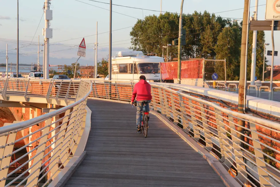 Foto Agenzia Candussi/ Chiarin/ Mestre, viale della libertà/ Pista ciclabile