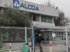 uscita degli operai dall'Alcoa di Marghera e ingresso dei camion