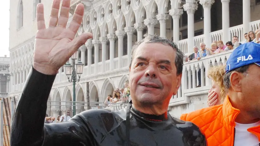 01/10/2006- PAOLO DONAGGIO, CHIOGGIA VENEZIA A NUOTO. NELLA FOTO IL SUO ARRIVO A S.MARCO. INTERPRESS/ BOLLIS -
