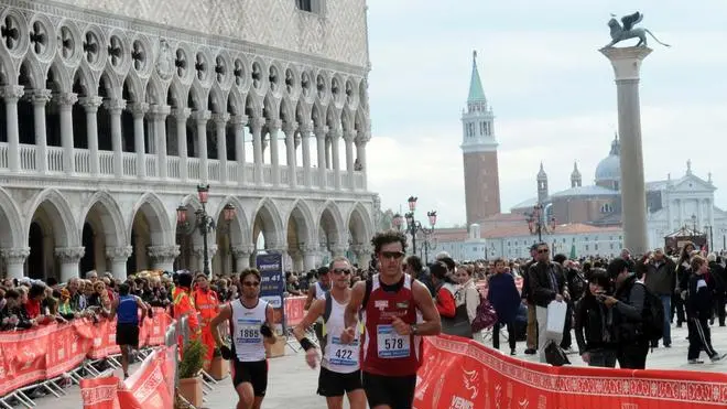 Francica Interpress Venezia, 23.10.2011.- 26° Venicemarathon.- Nella foto il passaggio in Piazza San Marco.- NATOLI Interpress Venezia, 23.10.2011.- 26° Venicemarathon.-