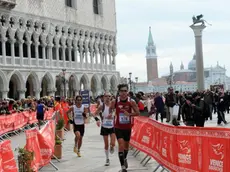 Francica Interpress Venezia, 23.10.2011.- 26° Venicemarathon.- Nella foto il passaggio in Piazza San Marco.- NATOLI Interpress Venezia, 23.10.2011.- 26° Venicemarathon.-