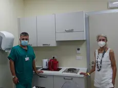 Il primario del Pronto soccorso di Dolo, il dottor Andrea Pellegrini, con Fausta Tocchio nella “Stanza di Jacopo” (Foto Pòrcile)