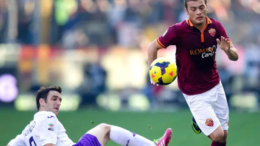 Roma's Adem Ljajic (R) and Fiorentina's Gonzalo Rodriguez in action during the Italian Serie A soccer match AS Roma vs ACF Fiorentina at Olimpico stadium in Rome, Italy, 08 December 2013. ANSA/CLAUDIO PERI