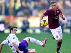 Roma's Adem Ljajic (R) and Fiorentina's Gonzalo Rodriguez in action during the Italian Serie A soccer match AS Roma vs ACF Fiorentina at Olimpico stadium in Rome, Italy, 08 December 2013. ANSA/CLAUDIO PERI