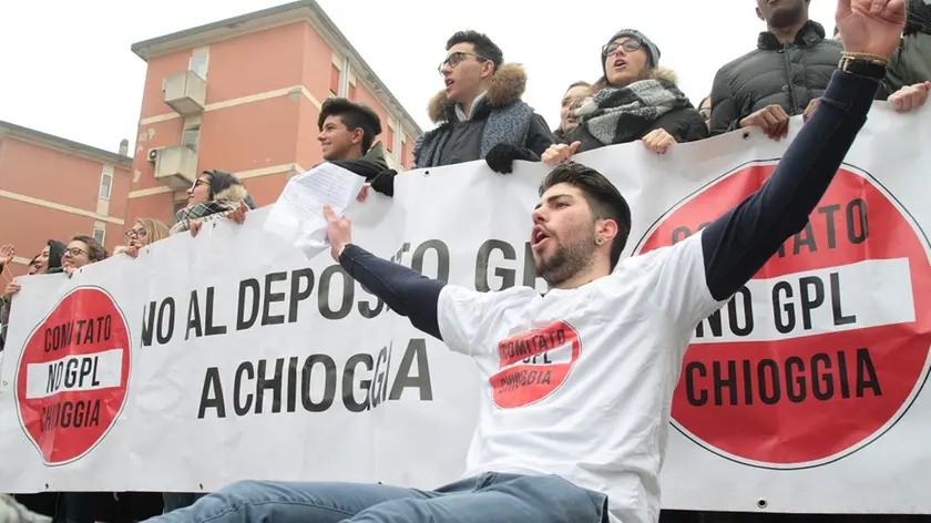 Una protesta dei cittadini contro il mega deposito di Gpl