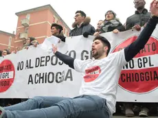 Una protesta dei cittadini contro il mega deposito di Gpl