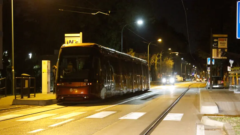 Uno dei tram bloccati dal black out di venerdì sera