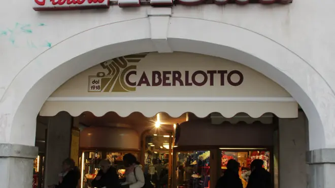 L'Antica drogheria Caberlotto sotto i portici di piazza Ferretto è stata visitata dai ladri
