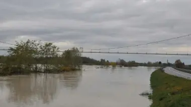 Il Livenza quasi all’altezza della strada. Da ieri sta scendendo