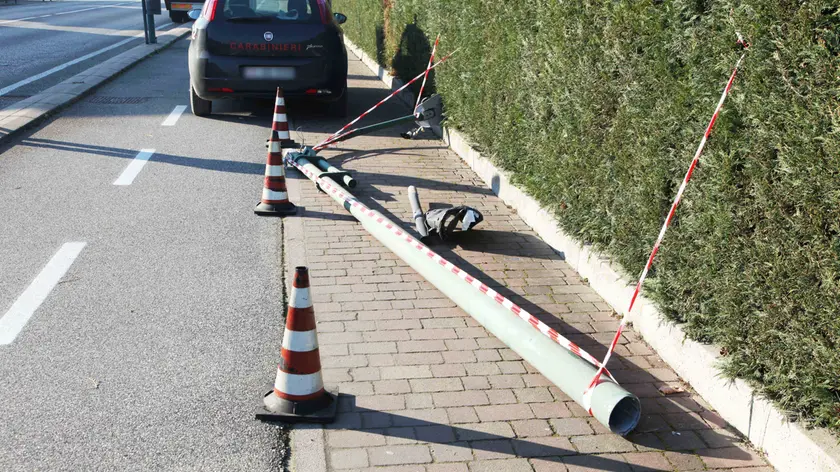 Il palo abbattuto dall'autobus Atvo in via Orlanda