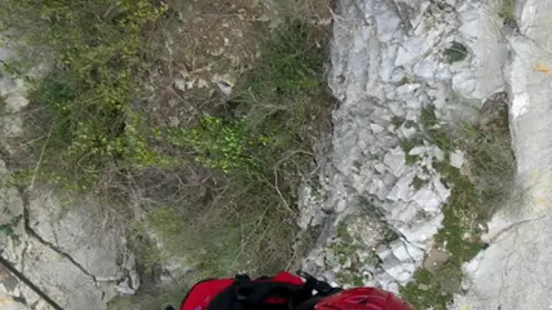 20090809 - MASSA - MASSA CARRARA - DIS - INCIDENTI MONTAGNA: MORTI SU APUANE, RECUPERATI CADAVERI. Un membro del Sast durante le operazioni di recupero, stamani 09 agosto 2009, sul versante massese delle Alpi Apuane. Sono stati recuperati, tra molte difficolta' a causa della conformazione del canalone, i cadaveri dei tre alpini caduti da un sentiero delle Alpi Apuane. Le operazioni di recupero sono durate circa quattro ore. I corpi sono stati raggiunti dagli uomini del Sast poco dopo le 8 e solo intorno alle 12 sono stati adagiati sull' elisoccorso Pegaso 1 di Firenze e portati a Pian della Fioba, dove era stato allestito il coordinamento delle operazioni di soccorso. Da qui sono stati trasferiti all' obitorio di Massa. ANSA/FRANCO SILVI-SAST