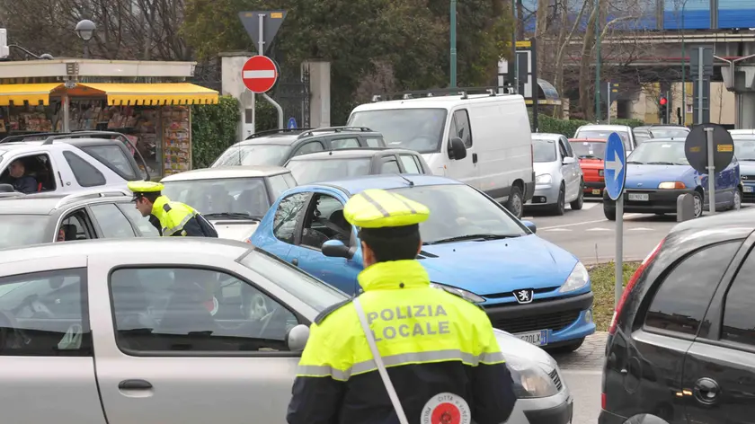 Vigili urbani nel traffico di Mestre