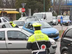 Vigili urbani nel traffico di Mestre