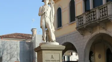 Il monumento a Pier Fortunato Calvi in piazza a Noale
