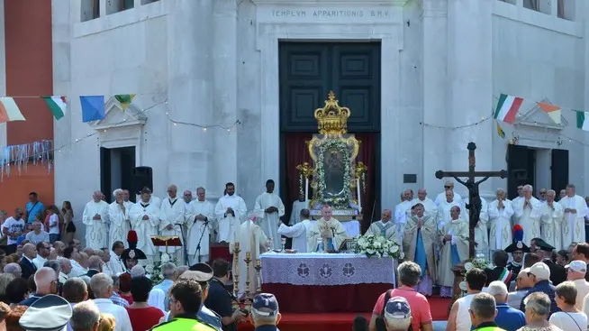 Interpress/Mazzega Venezia, 04.08.2016.- Il Segretario di Stato del Vaticano Pietro Parolin cerlebra la Messa per i 300 anni della Madonna dell'Apparizione a Pellestrina