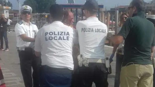 Gli agenti bloccano il clochard dopo la rissa a piazzale Roma