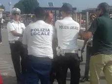 Gli agenti bloccano il clochard dopo la rissa a piazzale Roma