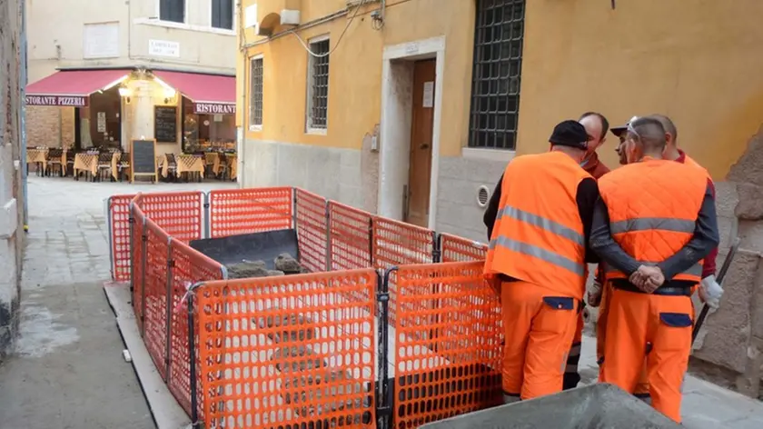 Interpress/M.Tagliapietra Venezia 03.11.2017.- Lavori posizionamento FIBRA. Zona di Rialto, tra Ruga e Sant'Aponal.