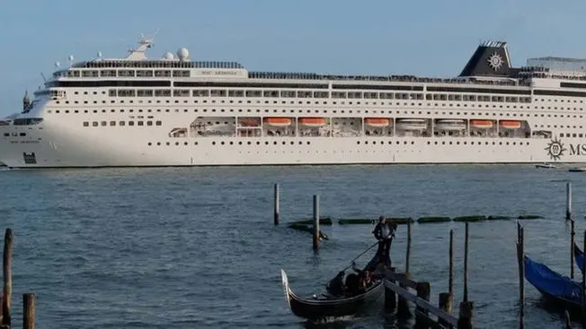 Interpress/M.Tagliapietra Venezia 12.04.2014.- Nave da Crociera MSC Armonia in partenza ieri in bacino San Marco.
