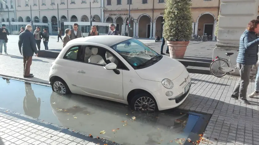 L'auto finita nella fontana di San Donà (foto Dino Tommasella)