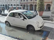 L'auto finita nella fontana di San Donà (foto Dino Tommasella)