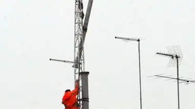 Antennista su un tetto Oggi vertice tra la categoria e i tecnici della Rai