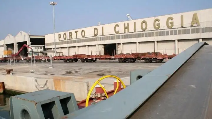 Agostini vch01a Ruggeroa Donaggio ..Chioggia: porto di Val da Rio,a bordo di una delle due chiatte per la navigazione fluviale