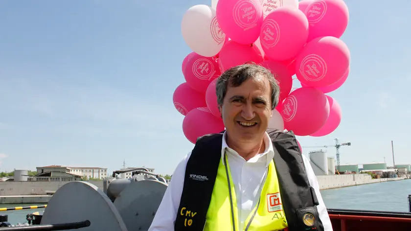 AGENZIA: Candussi. GIORNALISTA: Costa. DESCRIZIONE: manifestazione del candidato sindaco Luigi Brugnaro a bordo di 4 rimorchiatori, nella foto la partenza dal Canale Brentella, Marghera.