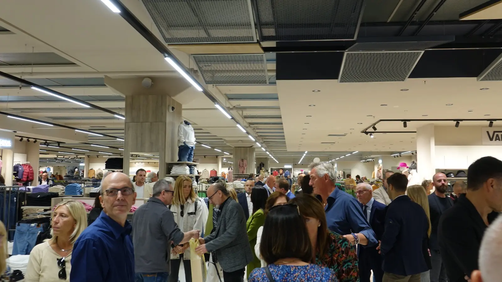 Ecco il Centro Nico a Santa Maria di Sala, là dove c'era lo storico Centro Tom. Giovedì 6 ottobre l'inaugurazione con la proprietà del gruppo vicentino, le autorità, i dipendenti e tantissime persone. Da venerdì 7 l'apertura alla clientela del megastore di abbigliamento e degli altri negozi per ora presenti nella galleria. (Foto Pòrcile)
