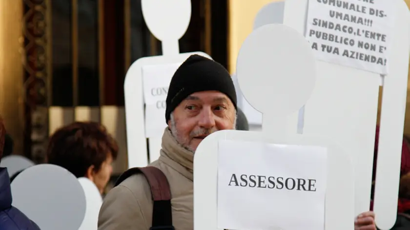 Agenzia candussi, giornalista Scattolin. Consiglio comunale e protesta lavoratori precari in via Palazzo Municipio Mestre