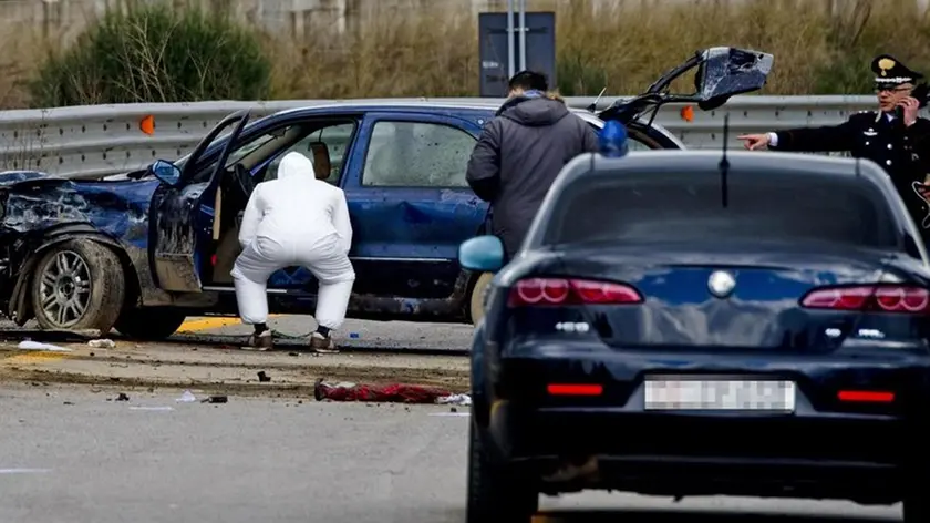 Carabinieri durante i rilievi sul luogo del tamponamento sulla 268 del Vesuvio avvenuto durante l'inseguimento dei rapinatori dopo il tentativo di rapina ad un supermercato di San Giuseppe Vesuviano (Napoli), 25 marzo 2015..ANSA/CIRO FUSCO