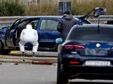 Carabinieri durante i rilievi sul luogo del tamponamento sulla 268 del Vesuvio avvenuto durante l'inseguimento dei rapinatori dopo il tentativo di rapina ad un supermercato di San Giuseppe Vesuviano (Napoli), 25 marzo 2015..ANSA/CIRO FUSCO